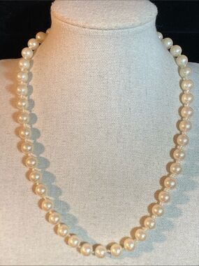 Classic Cream Pearl Necklace 18” Knotted Strand Gold-Tone Clasp